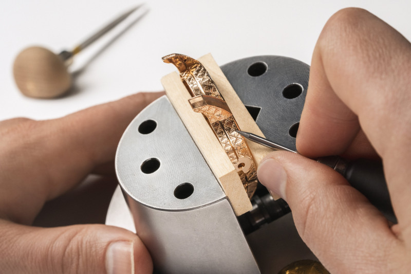 Engraver engraving the case of the Vacheron Constantin Les Cabinotiers Minute Repeater Tourbillon – Tribute to Art Deco wristwatch