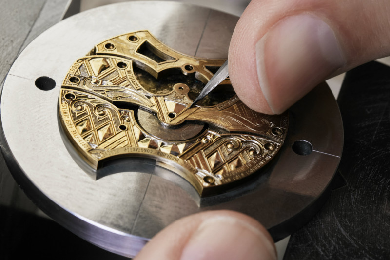 Craftsman engraving the movement of the Vacheron Constantin Les Cabinotiers Armillary Tourbillon -Tribute to Art Deco style