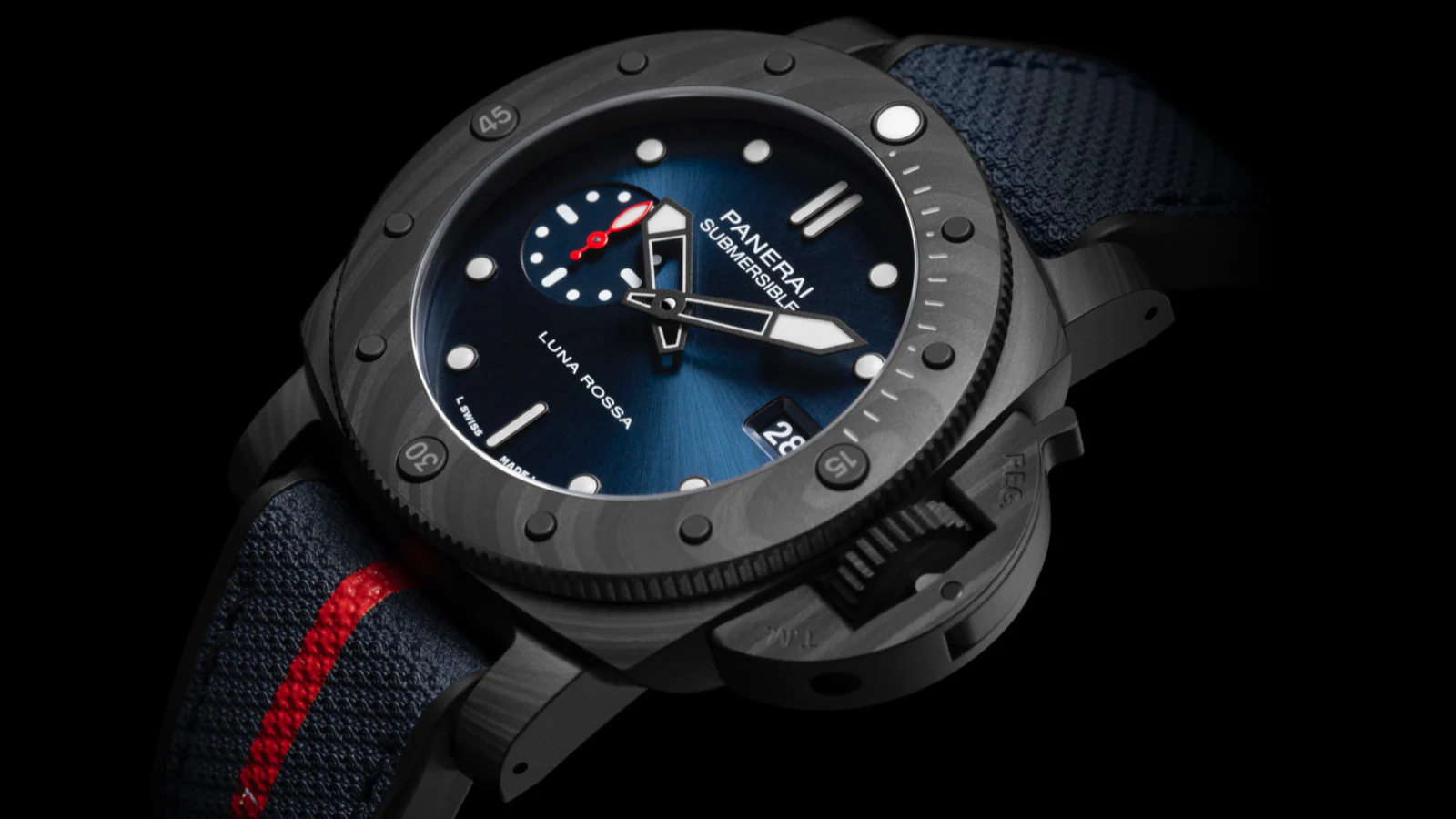 Introducing the Limited Edition Submersible Luna Rossa Carbotech PAM01563